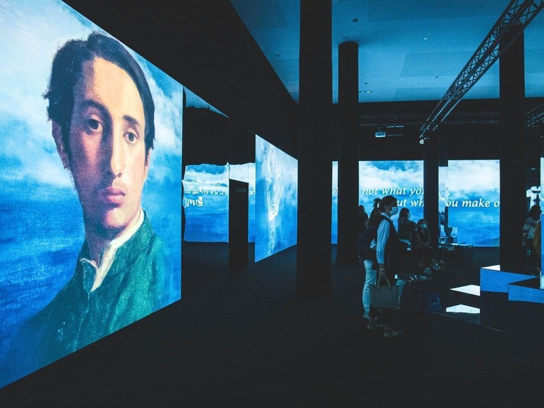 'Impresionistas' exhibition projection screens.