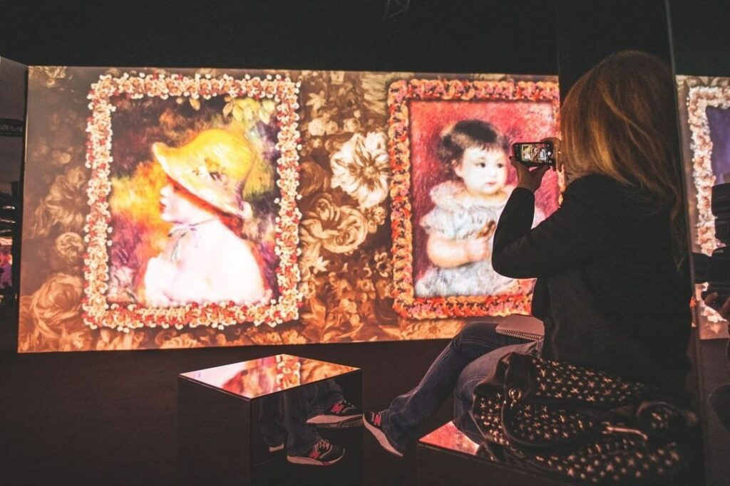 Giant Projection Screens for Immersive Exhibition - backdrop system AV drop Personne prenant une photographie d'une œuvre d'art projetée sur un écran de projection. - giant projection screens