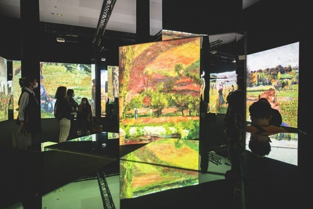 Giant Projection Screens for Immersive Exhibition - backdrop system AV drop Plusieurs personnes regardent l'art projeté sur différents écrans de projection - giant projection screens