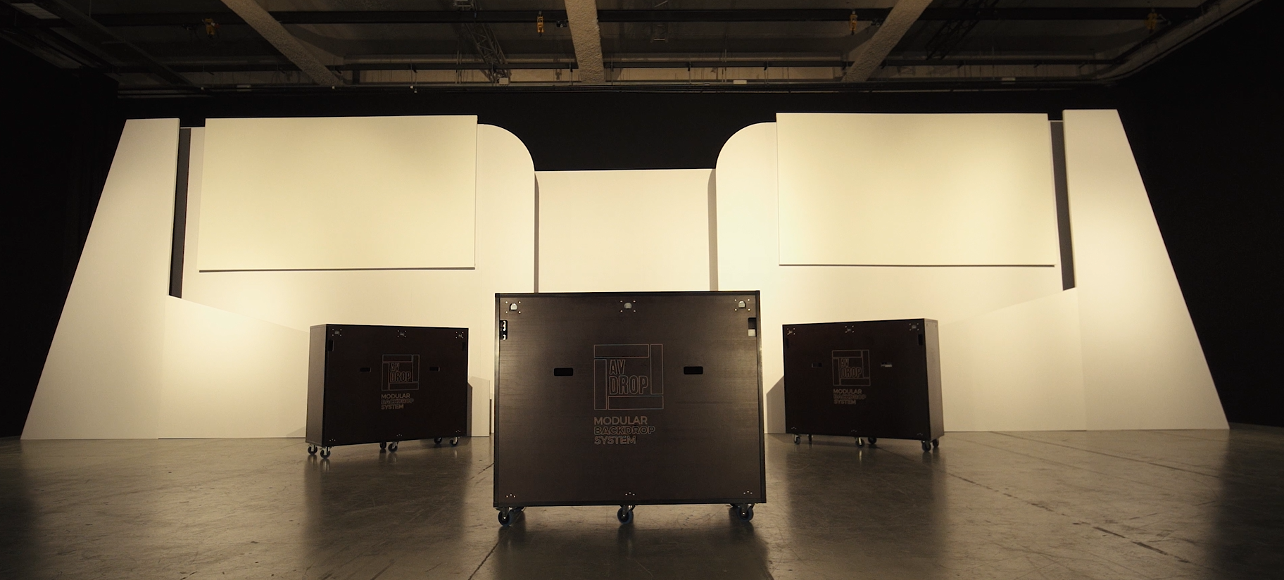 3 flightcases that make up the AV-Drop PRO kit - galeria de videos de backdrops