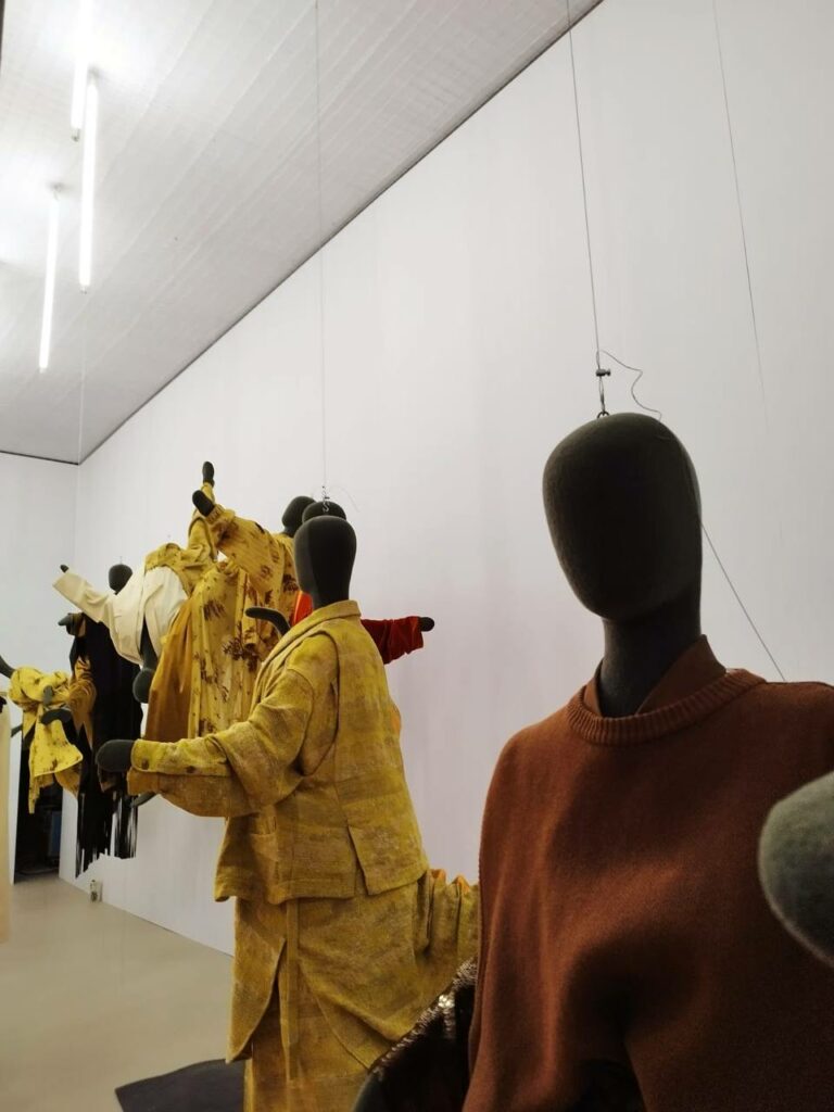 LR3 Experience For 080 BCN Fashion Week - backdrop system AV drop Room where visitors can see the actual content of the clothing collection.