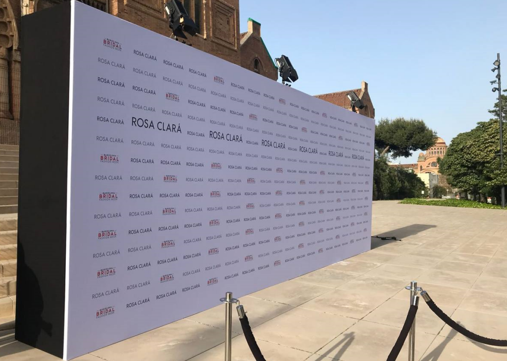 This example of photocall backdrops for events is a fantastic option if your event needs a greater presence and visualization. This one was used for the Bridal Fashion Week in Barcelona.