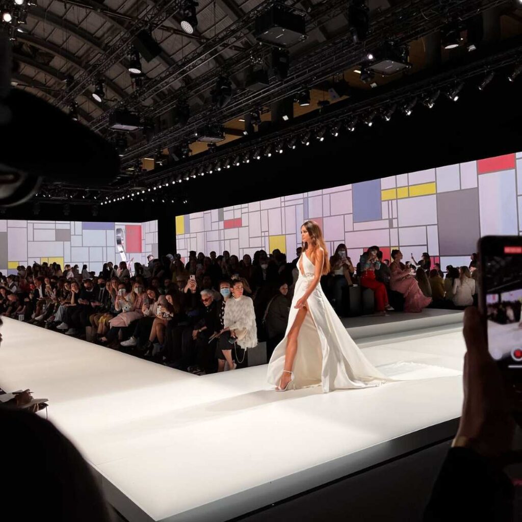 Salle immersive pour la Barcelona Bridal Fashion Week 2022