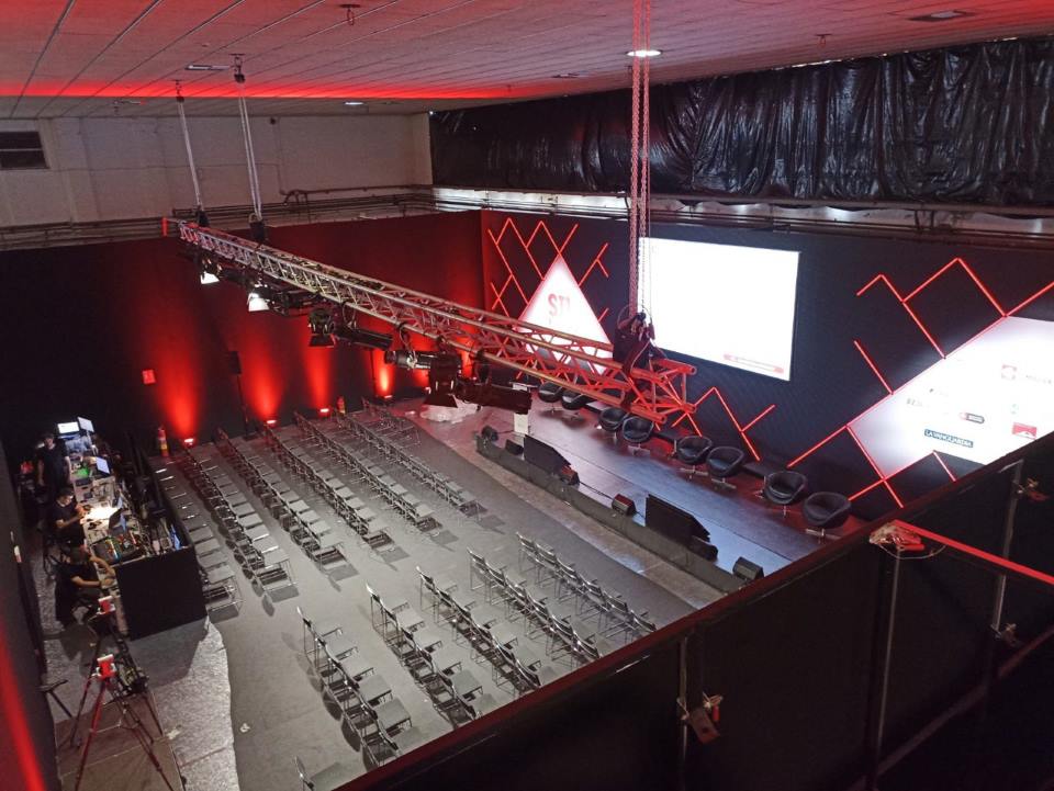 Salle de conférence avec fond de scène avec écran de projection frontale pour SIL 2022