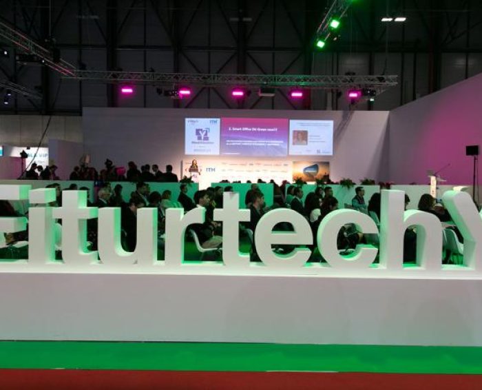 Espacio FiturTechY donde se encuentran las dos paredes divisorias instaladas en la feria Fitur.