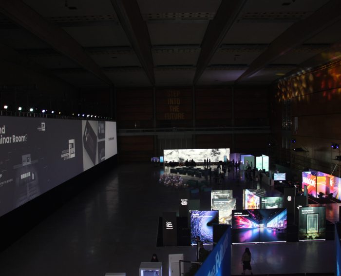 A colossal projection screen, 73 metres wide and 7 metres high, rose up to 9.5 metres with its under-screen, projecting an unmissable presence at Coex.