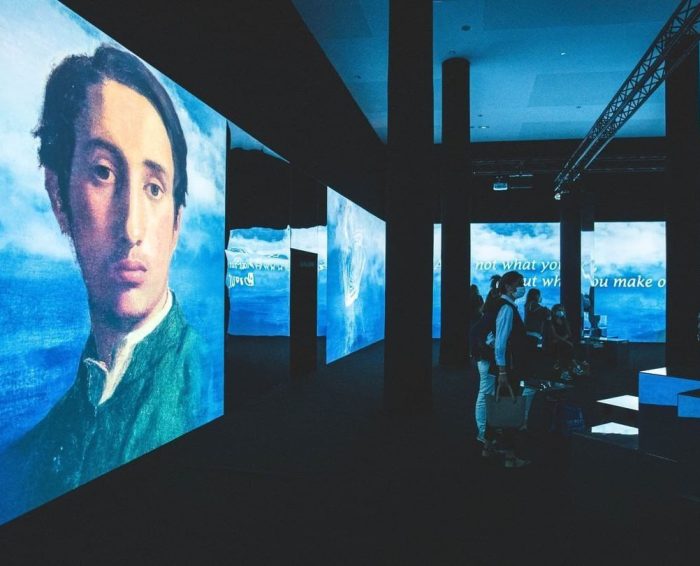 'Impresionistas' exhibition projection screens.