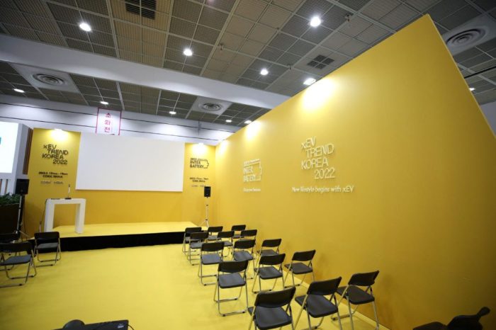 Structures pour événements. Cloisons assemblées pour créer un angle de 90 degrés. xEV Trend Korea 2022